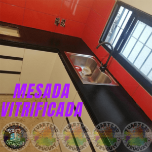 mesada vitrificada color negro en cocina uruguay